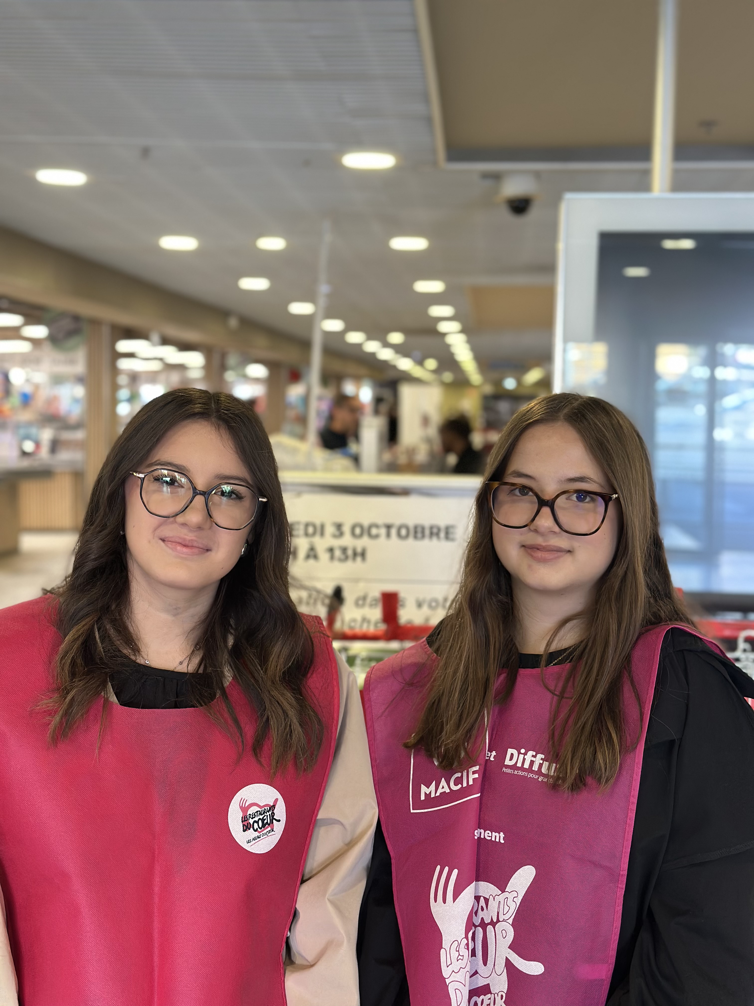 Julia et Lilou, lycéennes de l’ENCIA, aux côtés d’un bénévole lors de la collecte
