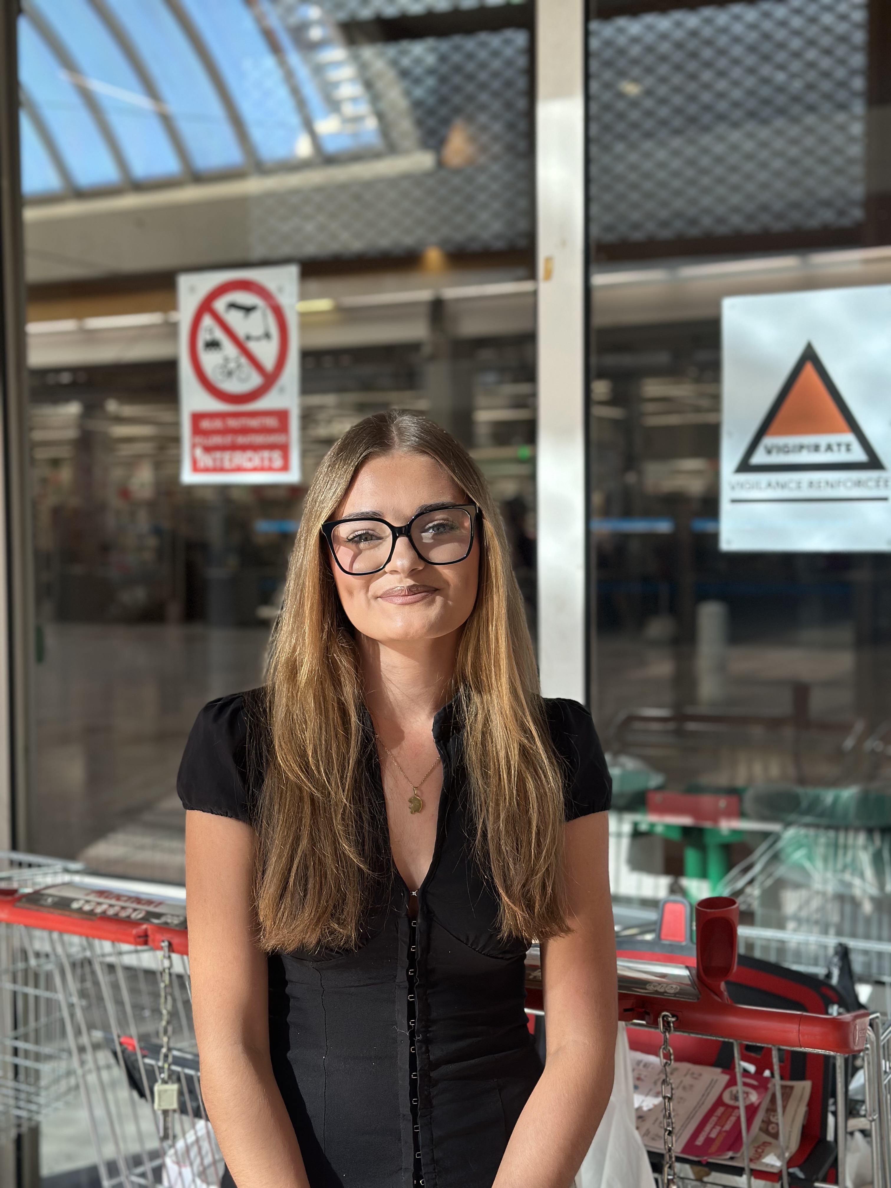 Tara, lycéenne de l’ENCIA, et un bénévole des Restos du Cœur